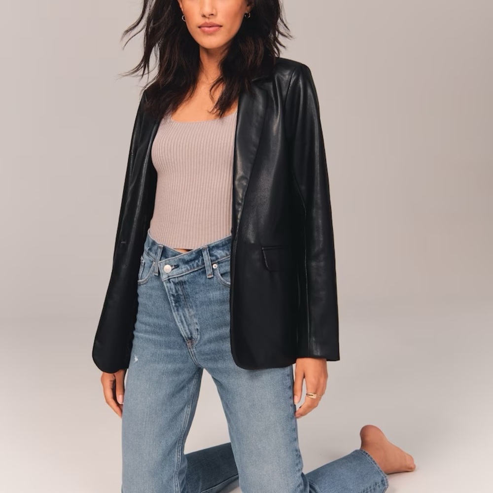 Ultra High Rise 90s Straight Jean Medium With Criss-Cross Waistband 20/35 Short